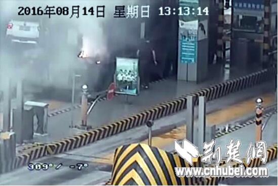 罐车行至武麻高速收费站 剧毒黄磷泄漏起火